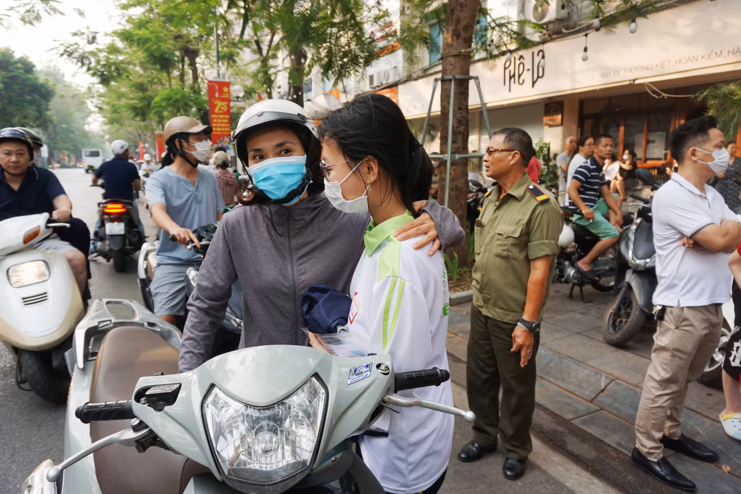 Hai mẹ con bắt tay, ôm nhau trước khi con gái bước vào môn thi đầu tiên. Ảnh: Phạm Minh Hai mẹ con bắt tay, ôm nhau trước khi con gái bước vào môn thi đầu tiên. Ảnh: Phạm Minh