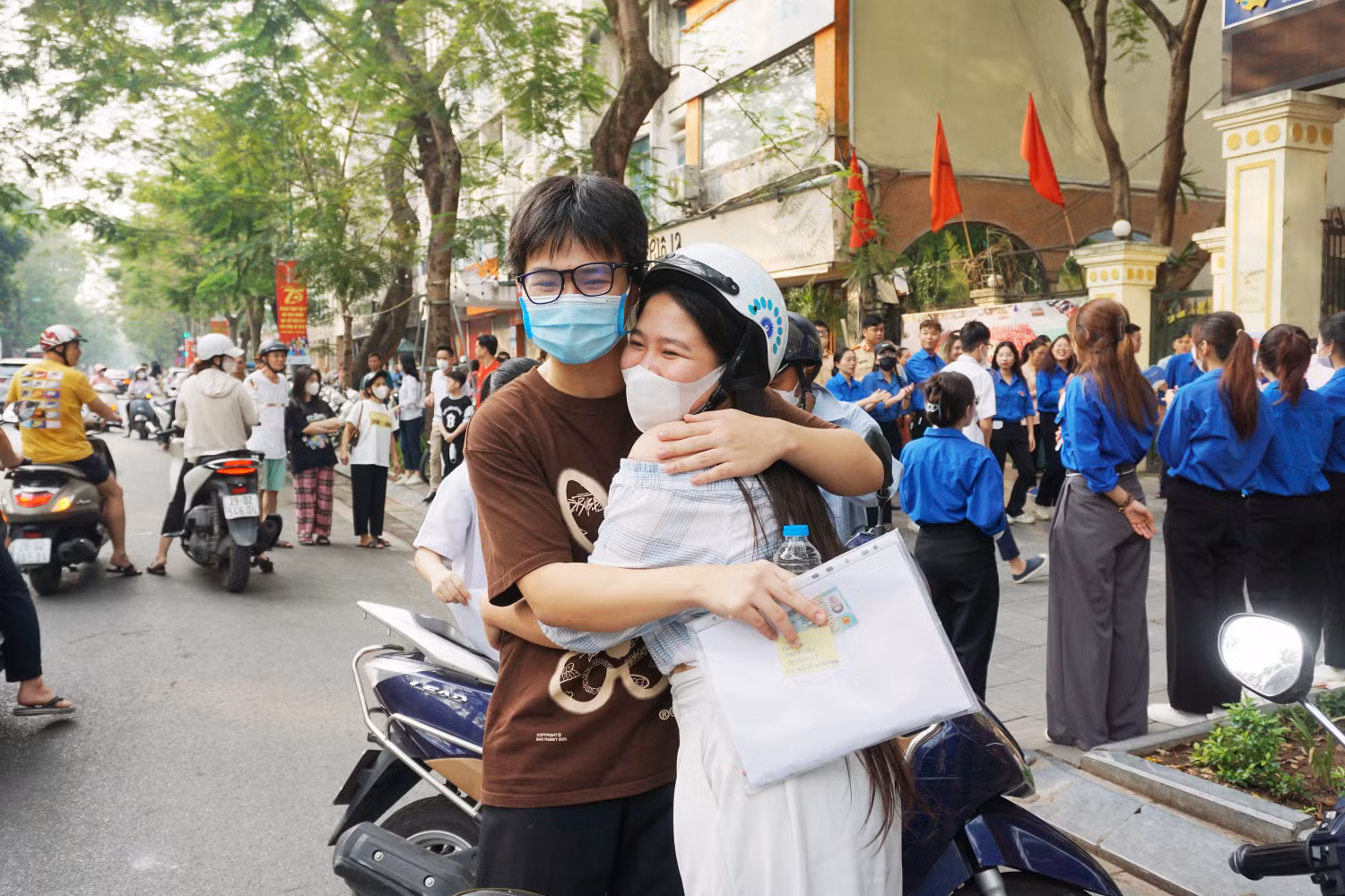 Chị gái dành cho em trai cái ôm yêu thương, động viên tinh thần em tự tin vượt qua kỳ thi. Ảnh: Phạm Minh Chị gái dành cho em trai cái ôm yêu thương, động viên tinh thần em tự tin vượt qua kỳ thi. Ảnh: Phạm Minh