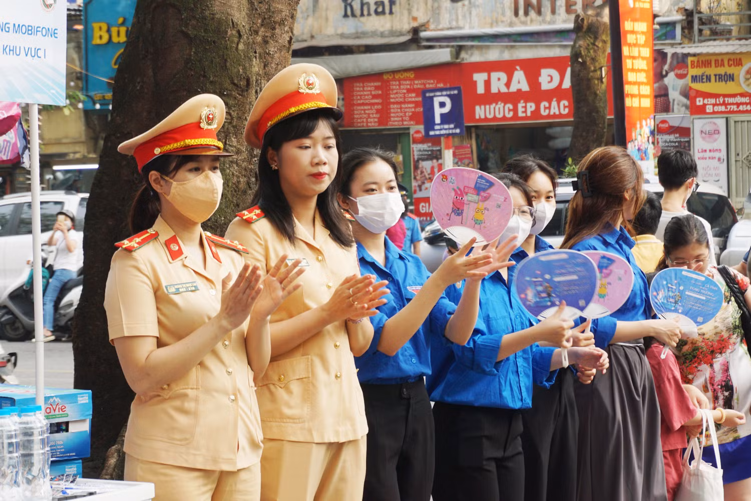 Đội ngũ an ninh và tình nguyện viên có mặt từ sớm và đồng hành với thí sinh trong suốt quá trình thi. Ảnh: Phạm Minh Đội ngũ an ninh và tình nguyện viên có mặt từ sớm và đồng hành với thí sinh trong suốt quá trình thi. Ảnh: Phạm Minh