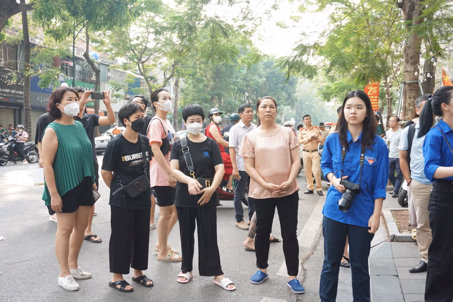 Bố mẹ luôn dõi theo bước chân con bước vào phòng thi. Ảnh: Phạm Minh Bố mẹ luôn dõi theo bước chân con bước vào phòng thi. Ảnh: Phạm Minh