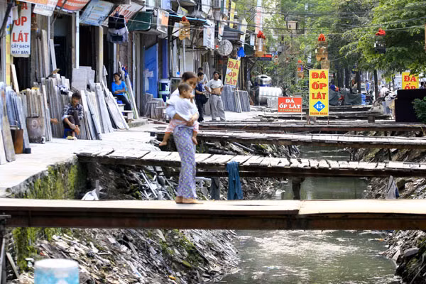 Cuộc sống của người dân bên con mương này từ lâu đã theo kiểu "sống chung với lũ" vì chưa biết khi nào dự án cải tạo mới lại được thực hiện Cuộc sống của người dân bên con mương này từ lâu đã theo kiểu "sống chung với lũ" vì chưa biết khi nào dự án cải tạo mới lại được thực hiện