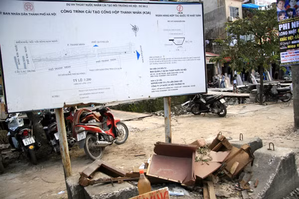 Biển dự áo cải tạo con mương này có "thâm niên" đã khá lâu Biển dự áo cải tạo con mương này có "thâm niên" đã khá lâu