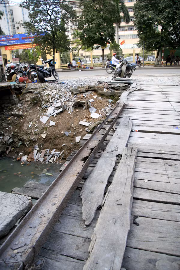 Những chiếc cầu đã cũ kĩ và mỗi lần đi qua đều kêu lên những tiếng ọp ẹp Những chiếc cầu đã cũ kĩ và mỗi lần đi qua đều kêu lên những tiếng ọp ẹp