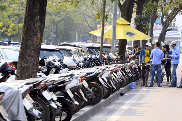 ... chắn luôn lối đi dành cho khách bộ hành.