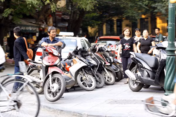 Các bãi gửi xe mọc lên san sát không còn chỗ trống cho những người muốn đi dạo ven Hồ Gươm