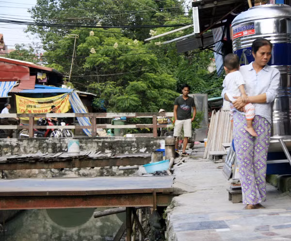 "Bờ" giữa nhà và mương nước đen chưa đầy 1m rất nguy hiểm "Bờ" giữa nhà và mương nước đen chưa đầy 1m rất nguy hiểm