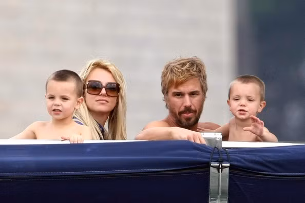 Brit đã li hôn hai lần và có hai đứa con với người chồng cũ là Kevin Federline. Ngôi sao nhạc Pop hiện đã đính hôn với người quản lý Jason Trawick Brit đã li hôn hai lần và có hai đứa con với người chồng cũ là Kevin Federline. Ngôi sao nhạc Pop hiện đã đính hôn với người quản lý Jason Trawick