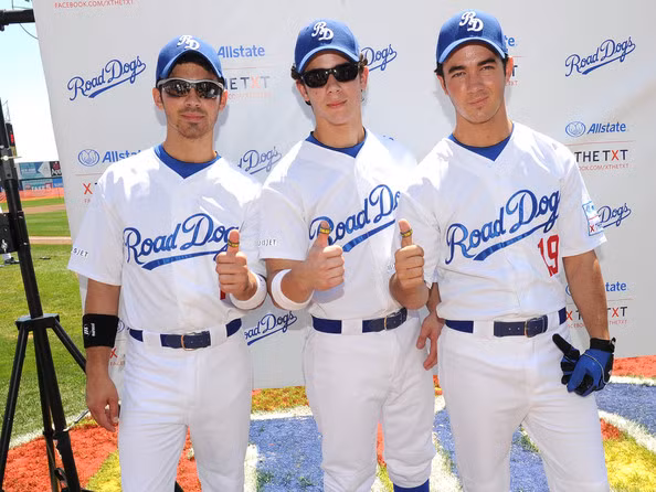 Năm 2009, Kevin Jonas kết hôn với chuyên gia làm tóc Danielle Deleasa, Joe Jonas đã cặp kè với rất nhiều “Sao” nữ là Taylor Swift, Camilla Bella và Ashley Greene, trong khi, Nick Jonas hẹn hò với Miley Cyrus và nữ ca sỹ người Australia Delta Goodrem. Năm 2009, Kevin Jonas kết hôn với chuyên gia làm tóc Danielle Deleasa, Joe Jonas đã cặp kè với rất nhiều “Sao” nữ là Taylor Swift, Camilla Bella và Ashley Greene, trong khi, Nick Jonas hẹn hò với Miley Cyrus và nữ ca sỹ người Australia Delta Goodrem.