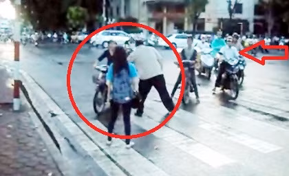 Ông Long khá vất vả vì chặn bên này, bên kia người khác vượt BẤM VÀO ĐÂY XEM VIDEO ÔNG TÂY CHẶN XE, YÊU CẦU ĐI ĐÚNG LÀN ĐƯỜNG TẠI THỦ ĐÔ HÀ NỘI Ông Long khá vất vả vì chặn bên này, bên kia người khác vượt BẤM VÀO ĐÂY XEM VIDEO ÔNG TÂY CHẶN XE, YÊU CẦU ĐI ĐÚNG LÀN ĐƯỜNG TẠI THỦ ĐÔ HÀ NỘI