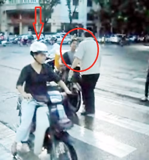 Không chỉ đàn ông mà ngay cả những người phụ nữ lớn tuổi cũng chứng tỏ mình có ý thức quá kém, tranh thủ vượt qua ông Long để tiếp tục đi ngược chiều BẤM VÀO ĐÂY XEM VIDEO ÔNG TÂY CHẶN XE, YÊU CẦU ĐI ĐÚNG LÀN ĐƯỜNG TẠI THỦ ĐÔ HÀ NỘI Không chỉ đàn ông mà ngay cả những người phụ nữ lớn tuổi cũng chứng tỏ mình có ý thức quá kém, tranh thủ vượt qua ông Long để tiếp tục đi ngược chiều BẤM VÀO ĐÂY XEM VIDEO ÔNG TÂY CHẶN XE, YÊU CẦU ĐI ĐÚNG LÀN ĐƯỜNG TẠI THỦ ĐÔ HÀ NỘI
