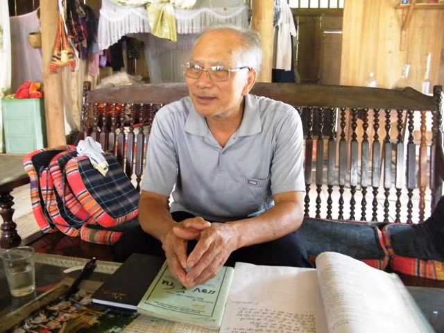 Ông Lường Văn Lo nói về chữ, văn hóa Thái với niềm say mê và nhiệt huyết của người con dân tộc Thái. Ông Lường Văn Lo nói về chữ, văn hóa Thái với niềm say mê và nhiệt huyết của người con dân tộc Thái.
