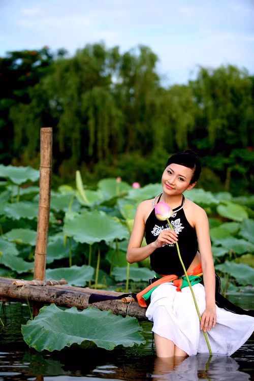 (Ảnh: 24h) Xem thêm: Cơn sốt "thiên sứ 9X": Đẹp như mỹ nhân cổ trang Trung Hoa (Ảnh: 24h) Xem thêm: Cơn sốt "thiên sứ 9X": Đẹp như mỹ nhân cổ trang Trung Hoa