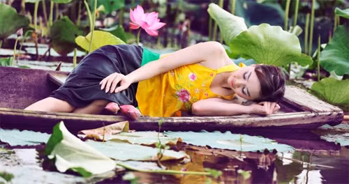 "Giấc mơ trưa" giữa đầm sen thơm ngát. (Ảnh: 24h) Xem thêm: Cơn sốt "thiên sứ 9X": Đẹp như mỹ nhân cổ trang Trung Hoa "Giấc mơ trưa" giữa đầm sen thơm ngát. (Ảnh: 24h) Xem thêm: Cơn sốt "thiên sứ 9X": Đẹp như mỹ nhân cổ trang Trung Hoa