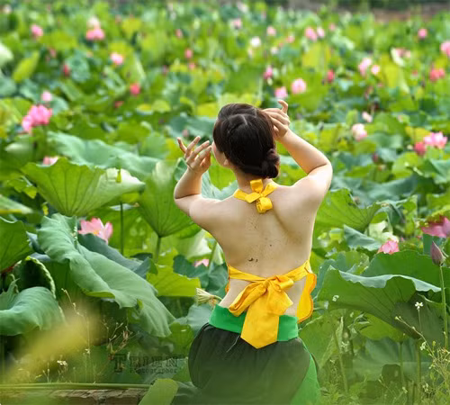 Chắc chắn thiếu nữ Việt hôm nay, ngày mai và mãi về sau sẽ còn lưu giữ và nâng niu bộ trang phục mang đậm bản sắc dân tộc này. (Ảnh: 24h) Xem thêm: Cơn sốt "thiên sứ 9X": Đẹp như mỹ nhân cổ trang Trung Hoa Chắc chắn thiếu nữ Việt hôm nay, ngày mai và mãi về sau sẽ còn lưu giữ và nâng niu bộ trang phục mang đậm bản sắc dân tộc này. (Ảnh: 24h) Xem thêm: Cơn sốt "thiên sứ 9X": Đẹp như mỹ nhân cổ trang Trung Hoa