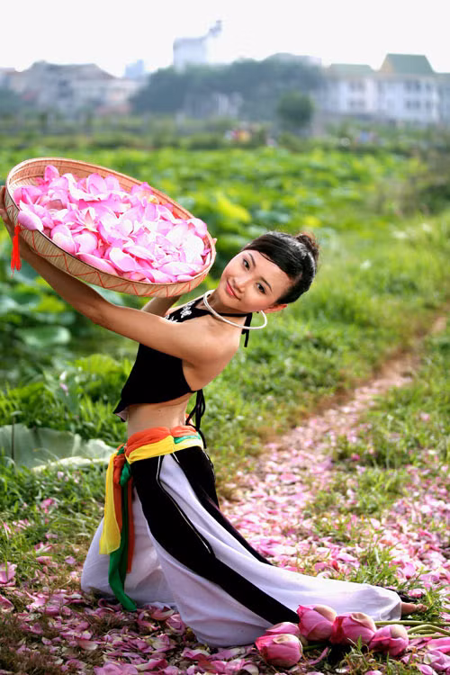 Vóc dáng nhỏ nhắn, mềm mại, uyển chuyển trong trang phục yếm thắm. (Ảnh: 24h) Xem thêm: Cơn sốt "thiên sứ 9X": Đẹp như mỹ nhân cổ trang Trung Hoa Vóc dáng nhỏ nhắn, mềm mại, uyển chuyển trong trang phục yếm thắm. (Ảnh: 24h) Xem thêm: Cơn sốt "thiên sứ 9X": Đẹp như mỹ nhân cổ trang Trung Hoa