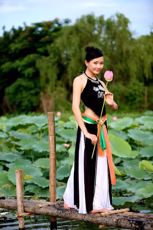 Ngoài yếm đỏ, các nhà thiết kế còn sáng tạo thêm yếm đen, yếm xanh... đủ màu sắc cho bạn gái lựa chọn. (Ảnh: 24h) Xem thêm: Cơn sốt "thiên sứ 9X": Đẹp như mỹ nhân cổ trang Trung Hoa Ngoài yếm đỏ, các nhà thiết kế còn sáng tạo thêm yếm đen, yếm xanh... đủ màu sắc cho bạn gái lựa chọn. (Ảnh: 24h) Xem thêm: Cơn sốt "thiên sứ 9X": Đẹp như mỹ nhân cổ trang Trung Hoa