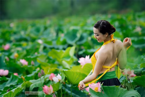Thiếu nữ khoe lưng ong nuột nà. (Ảnh: 24h) Xem thêm: Cơn sốt "thiên sứ 9X": Đẹp như mỹ nhân cổ trang Trung Hoa Thiếu nữ khoe lưng ong nuột nà. (Ảnh: 24h) Xem thêm: Cơn sốt "thiên sứ 9X": Đẹp như mỹ nhân cổ trang Trung Hoa