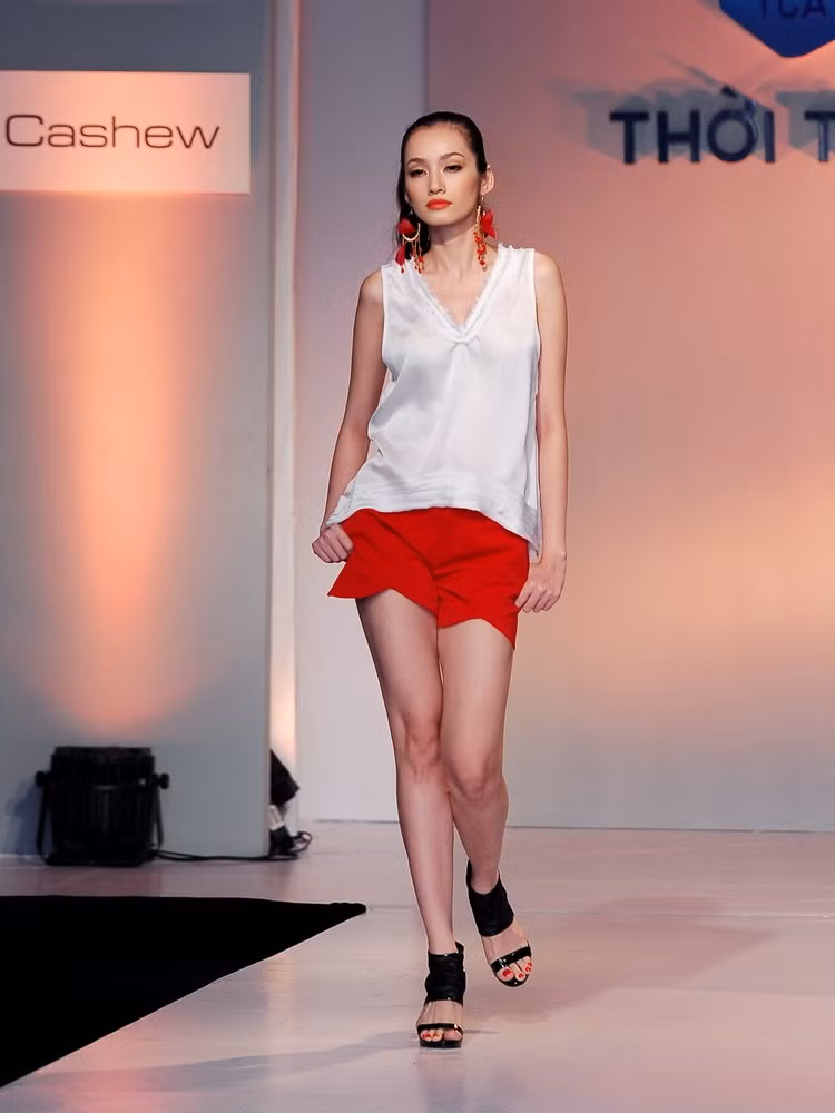 Xuất hiện trong đêm Thời trang và cuộc sống tối qua, Trúc Diễm đã làm cho nhiều người ngỡ ngàng về vóc dáng. Xuất hiện trong đêm Thời trang và cuộc sống tối qua, Trúc Diễm đã làm cho nhiều người ngỡ ngàng về vóc dáng.