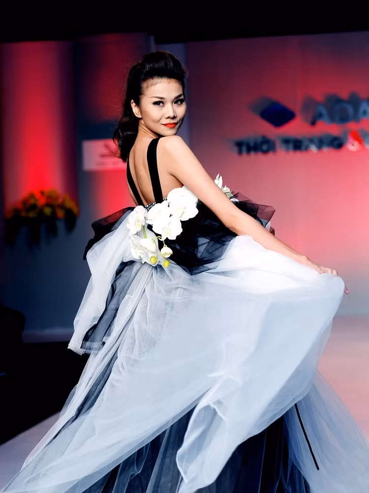 Siêu mẫu Thanh Hằng luôn chứng tỏ đẳng cấp vedette của mình, thu hút mọi ánh nhìn trong mỗi lần xuất hiện. Siêu mẫu Thanh Hằng luôn chứng tỏ đẳng cấp vedette của mình, thu hút mọi ánh nhìn trong mỗi lần xuất hiện.