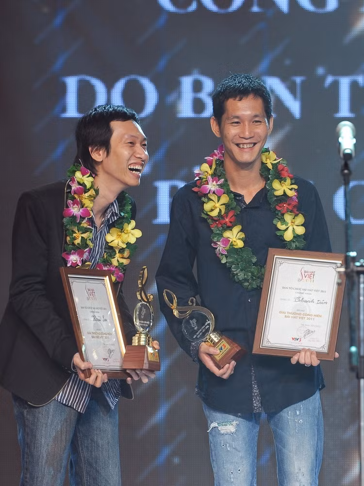 Sau đó, Thanh Tâm tiếp tục bước lên sân khấu nhận thêm giải Cống hiến do BTC bình chọn. Cùng nhận giải Cống hiến với anh còn có nhạc sĩ Hoài Sa (phải). Sau đó, Thanh Tâm tiếp tục bước lên sân khấu nhận thêm giải Cống hiến do BTC bình chọn. Cùng nhận giải Cống hiến với anh còn có nhạc sĩ Hoài Sa (phải).