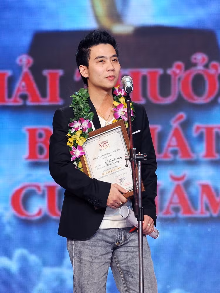 Nhạc sĩ Thành Vương nhận giải Bài hát của năm cho ca khúc Ký ức mùa đông. Nhạc sĩ Thành Vương nhận giải Bài hát của năm cho ca khúc Ký ức mùa đông.