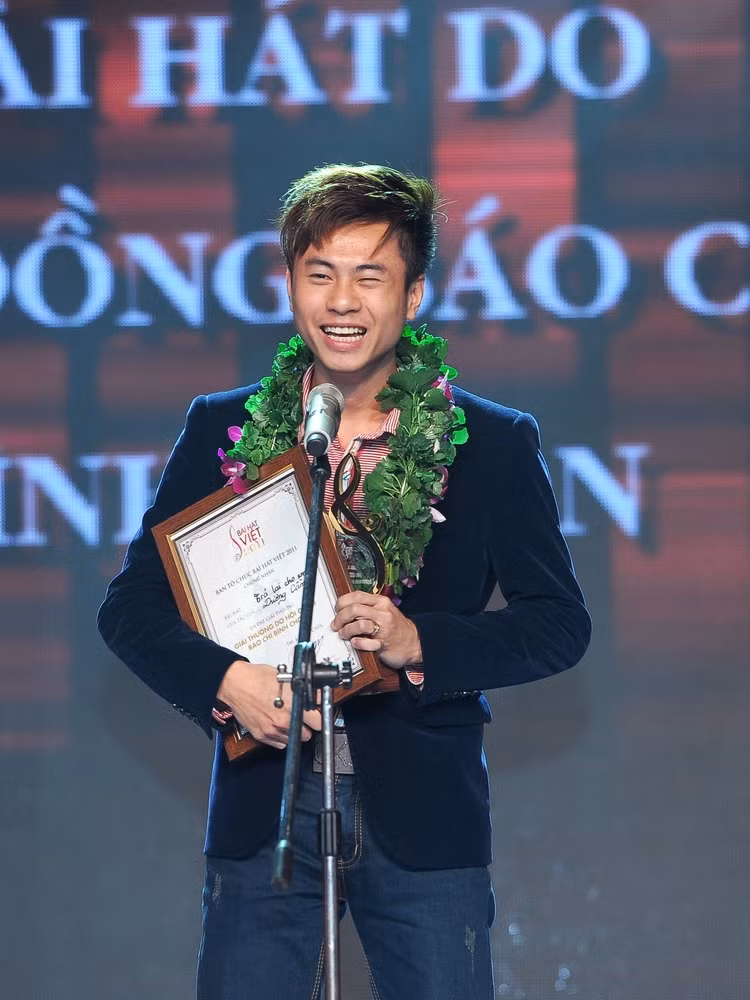 Giải do hội đồng báo chí bình chọn đã trao cho ca khúc Trả lại cho em của nhạc sĩ Dương Cầm. Giải do hội đồng báo chí bình chọn đã trao cho ca khúc Trả lại cho em của nhạc sĩ Dương Cầm.