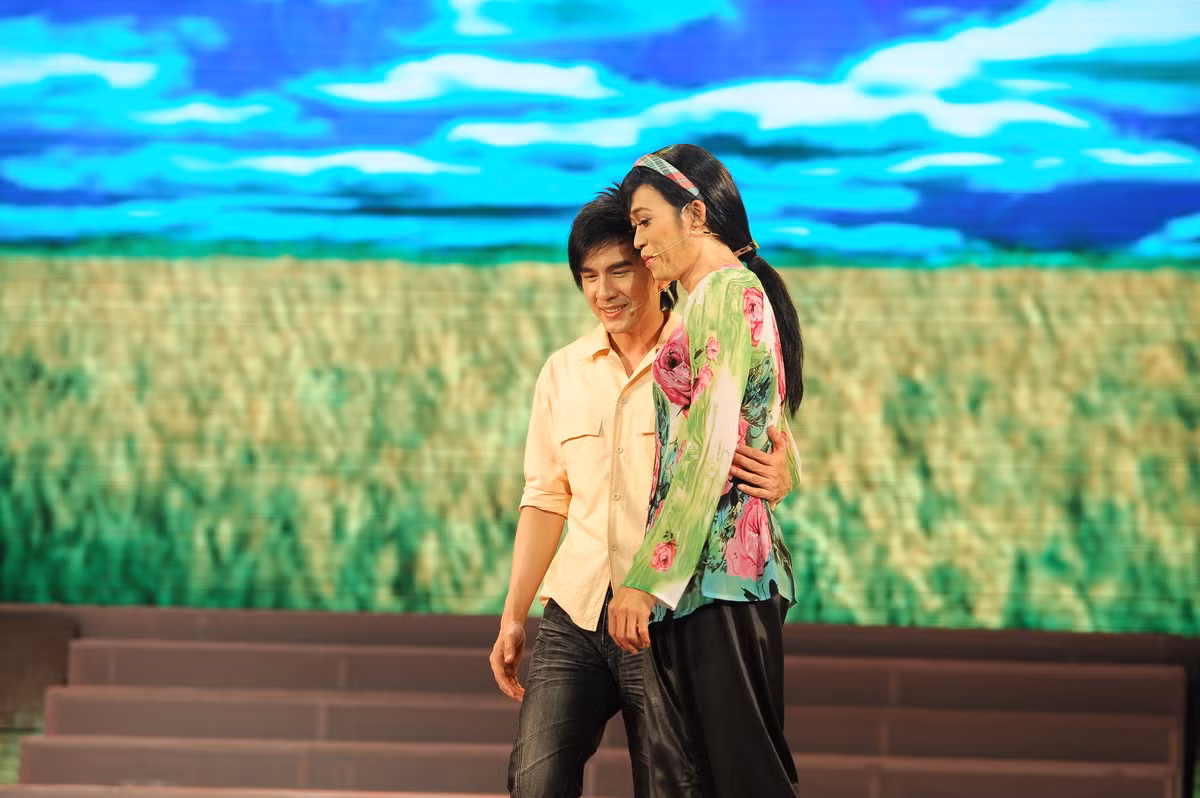 Nhưng cuộc tình của họ cũng không kéo dài được bao lâu thì sóng gió ập đến… Nhưng cuộc tình của họ cũng không kéo dài được bao lâu thì sóng gió ập đến…