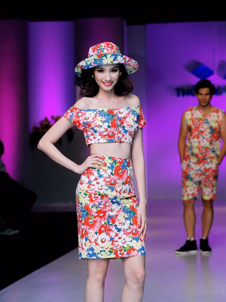 Bộ trang phục hở cổ, bụng đã “tố cáo” bờ vai gầy, vòng eo nhỏ quá mức của người đẹp. Bộ trang phục hở cổ, bụng đã “tố cáo” bờ vai gầy, vòng eo nhỏ quá mức của người đẹp.