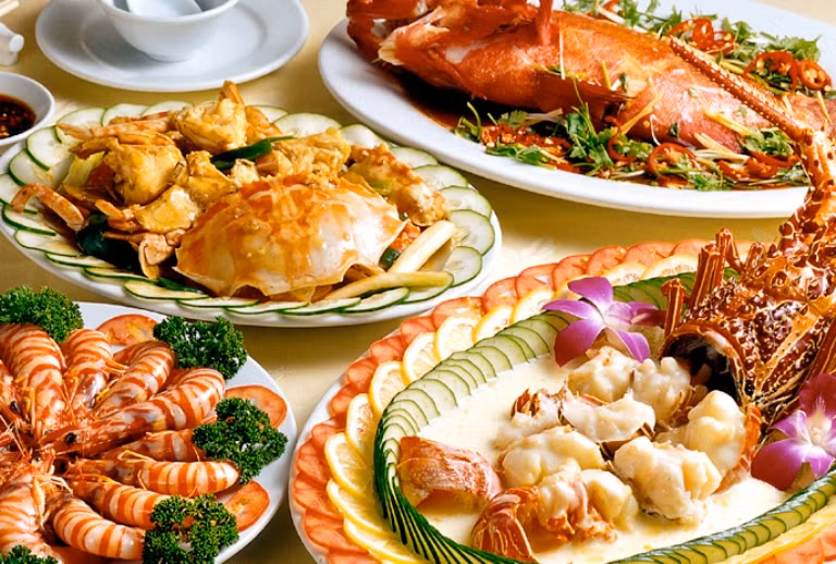 11. Hải sản: Đây là món ăn có thể tăng khả năng hoạt động tình dục. Tinh dịch ở nam giới có chứa một lượng lớn kẽm, kẽm trong cơ thể thiếu sẽ ảnh hưởng đến số lượng và chất lượng tinh trùng. Chỉ một con hàu, tôm, cua là đủ nhu cầu kẽm cho cả một ngày.