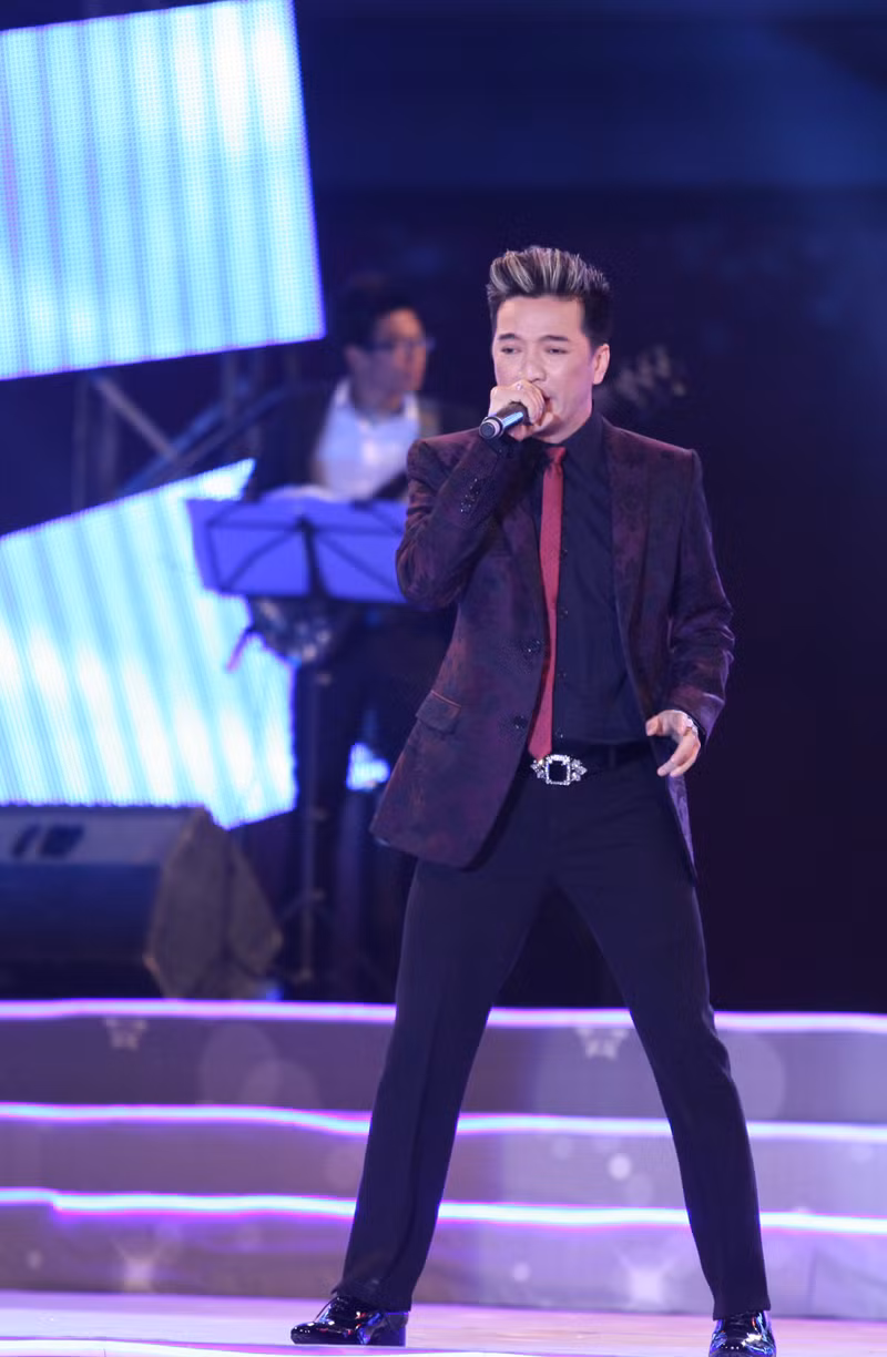 Quý ông lịch lãm Mr. Đàm, Ngay sau khi hát tại Vincom Village Gala Concert, Đàm Vĩnh Hưng lại tiếp tục biểu diễn sôi động tại "Dạ tiệc đỏ". Quý ông lịch lãm Mr. Đàm, Ngay sau khi hát tại Vincom Village Gala Concert, Đàm Vĩnh Hưng lại tiếp tục biểu diễn sôi động tại "Dạ tiệc đỏ".
