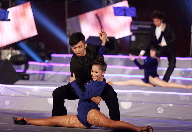 Khánh Thi thể hiện những bước nhảy tuyệt vời. Khánh Thi thể hiện những bước nhảy tuyệt vời.