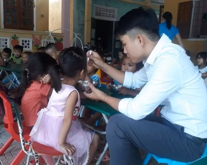Giáo viên mầm non không chỉ là nhiệm vụ giáo dục mà còn có nhiệm vụ nuôi dưỡng. Ảnh: LC
