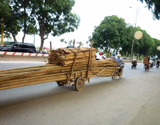 Xe ba bánh chở luồng trên đường Phạm Văn Đồng dài hàng chục mét Xe ba bánh chở luồng trên đường Phạm Văn Đồng dài hàng chục mét