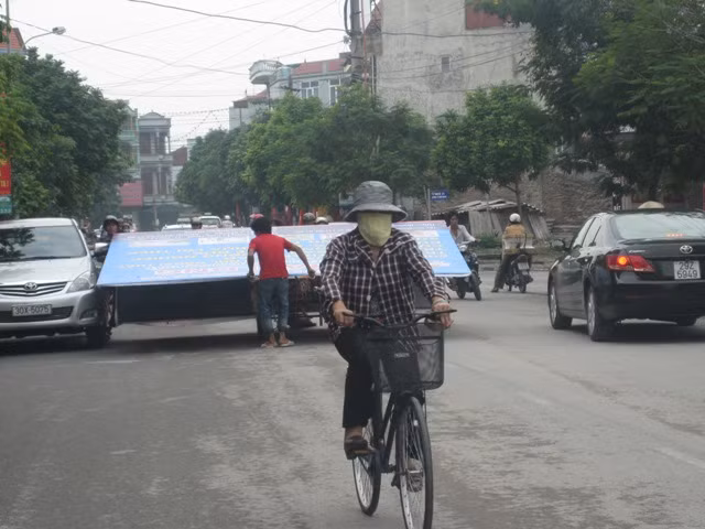 Chở hàng cồng kềnh chật kín đường đi Chở hàng cồng kềnh chật kín đường đi