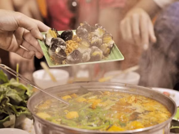 Một món ăn của quán này cũng được nhiều người ưa thích là bún ốc nguội. Bún ốc nguội nếu có giò, thịt bò, đậu và cả ốc là 45 nghìn đồng. Nếu chỉ có ốc là 30 nghìn đồng. Giá cả ở đây không rẻ nhưng chất lượng thì tuyệt vời.