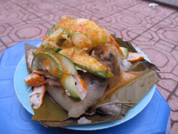 3. Bánh giò Hồ Tây (trong vườn hoa Lý Tự Trọng) Bánh giò ăn nóng mềm, nhân có nhiều thịt.. Đặc biệt một đĩa bánh bao giờ cũng đầy ắp giò chả và dưa chuột. Có 4 loại giò chả: giò lụa, giò bò, giò tai và chả cốm.