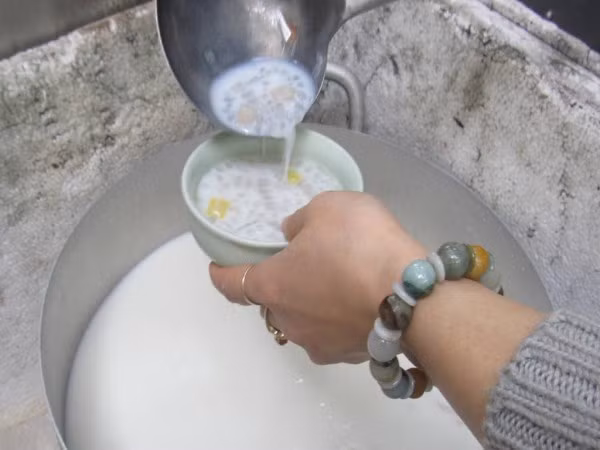 2. Chè Bobochacha, ngõ 92 Cửa Bắc Bobochacha có các loại đen, trắng và hoa quả. Quán còn bán kèm cả nem rán.