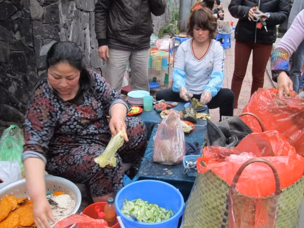 Giá bán 25 nghìn đồng/bánh đầy đủ các loại chả, tuy hơi "chát" nhưng khi nhìn đĩa bánh đầy ụ giò chả, bạn sẽ thấy cũng đáng đồng tiền bát gạo.