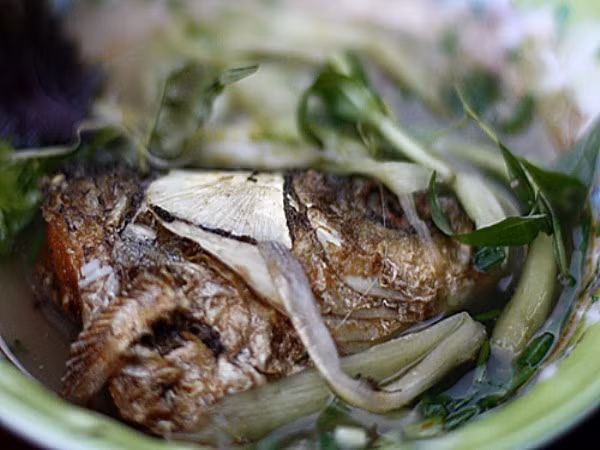 6. Bún cá ngõ Hồng Phúc Vị trí: Ngõ Hồng Phúc, gần bốt Hàng Đậu. Nếu đi đường Hàng Than thì tìm sẽ mất công hơn. Bạn nên đi đường Hàng Đậu, ngõ Hồng Phúc nằm bên tay trái.