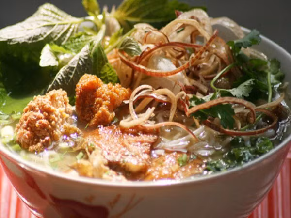 Nhưng bù lại bún cá ở đây ngon tuyệt. Cá rô phi, rán giòn, miếng cá dày, nước dùng dễ ăn.