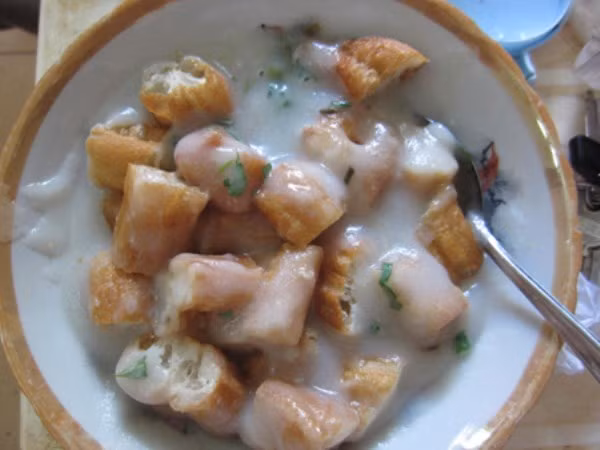 5. Quán cháo trai (cuối đường Quán Thánh) Quán nằm ngay phía sau đền Quán Thánh, cuối đường Quán Thánh. Bát cháo trai ở đây khá đầy. Nếu bạn đi 3 - 4 người chỉ nên gọi 2 bát và gọi thêm một số món khác. Cháo trai giá 20 nghìn đồng/bát, trà đá 3 nghìn đồng/1 cốc.