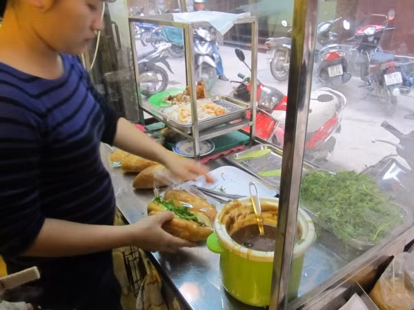 Chè thập cẩm gồm 17 loại hoa quả như mít, nhãn, mãng cầu, trân trâu nhân sô cô la, trân châu nhân nho, nước cốt dừa... Bên cạnh đó, cửa hàng cũng phục vụ trà hoa nhài miễn phí và có thêm món bánh mì thịt quay độc đáo với giá 20 nghìn đồng/chiếc.