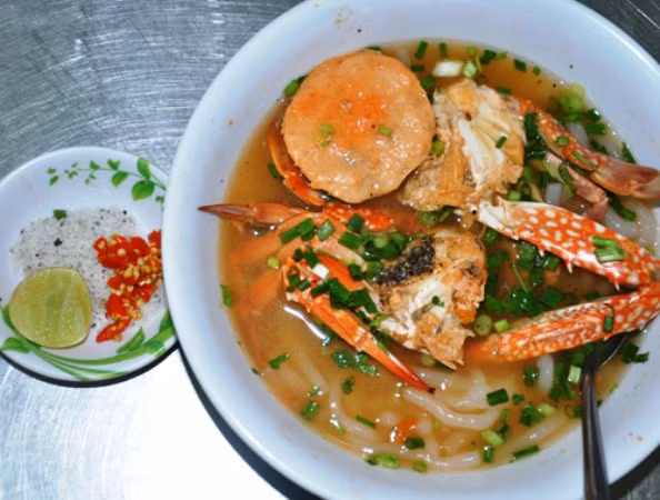 7. Bánh canh ghẹ Vũng Tàu Là món bánh canh được biến tấu từ bánh canh cua, nhưng để chế biến bánh canh ghẹ thì vô cùng cầu kì, đòi hỏi rất nhiều sự tỉ mỉ, đặc biệt phải chọn được ghẹ tươi, thịt nhiều và chắc. 7. Bánh canh ghẹ Vũng Tàu Là món bánh canh được biến tấu từ bánh canh cua, nhưng để chế biến bánh canh ghẹ thì vô cùng cầu kì, đòi hỏi rất nhiều sự tỉ mỉ, đặc biệt phải chọn được ghẹ tươi, thịt nhiều và chắc.