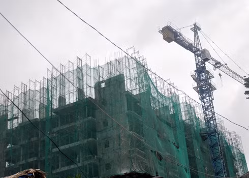 Cam kết bàn giao nhà vào quý 1/2012 nhưng đến quý 3 dự án An Điền (quận 8, TP HCM) chỉ xây được nửa phần thân nên đã bị khách hàng đòi rút vốn vì chậm bàn giao nhà. Ảnh: Kiên Cường