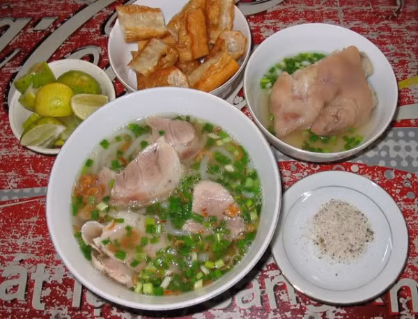 1. Bánh canh Trảng Bàng (Tây Ninh) Là một trong những món ăn nổi tiếng của Tây Ninh, món bánh canh Trảng Bàng được chế biến hết sức công phu, sợi bánh canh được làm bằng loại gạo quý nhất như gạo Nàng Thơm hay Gạo Đào. Gạo được ngâm qua đêm sau đó được mang xay nhuyễn và mang đi hấp chín thành những sợi bánh trắng tinh. 1. Bánh canh Trảng Bàng (Tây Ninh) Là một trong những món ăn nổi tiếng của Tây Ninh, món bánh canh Trảng Bàng được chế biến hết sức công phu, sợi bánh canh được làm bằng loại gạo quý nhất như gạo Nàng Thơm hay Gạo Đào. Gạo được ngâm qua đêm sau đó được mang xay nhuyễn và mang đi hấp chín thành những sợi bánh trắng tinh.
