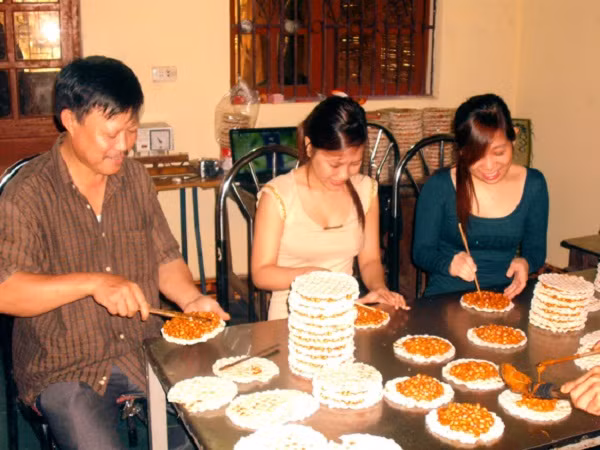 Làm bánh cu đơ ngon không cầu kỳ nhưng đòi hỏi kỹ thuật điêu luyện. Mật được đun sôi, cho một ít gừng thái nhỏ và lạc rang vào rồi khuấy đều để lạc không bị chìm xuống đáy nồi và bị cháy. Cứ khuấy đều tay đến khi nào ngửi thấy mùi thơm. Sau đó, người thợ múc hỗn hợp đã nấu và cho vào bánh tráng, nhỏ lên bề mặt một ít mạch nha cho kẹo có mùi thơm và đặt lên bề mặt một lớp bánh tráng như vậy là đã hoàn thành.