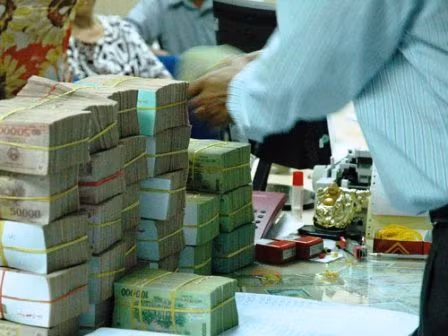 Nợ xấu đang khiến các ngân hàng đau đầu giải quyết.
