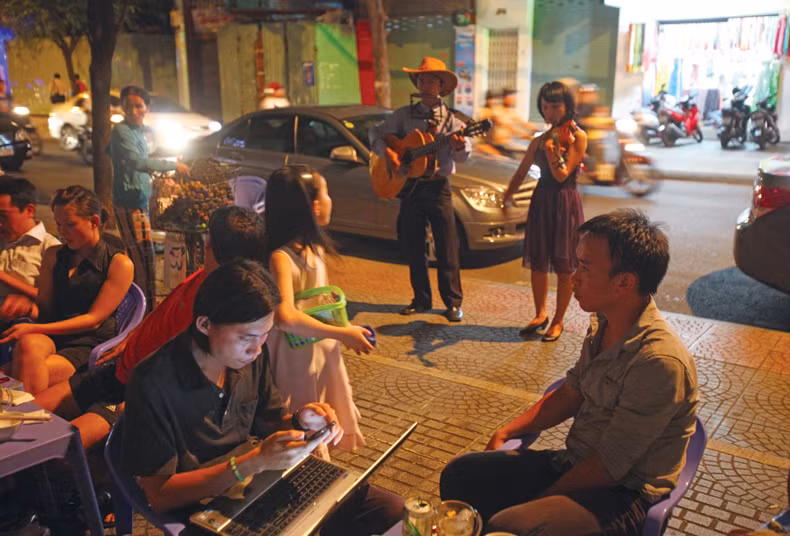 Bảo rằng họ là tài tử cũng đúng, nhưng tay nghề của những tài tử không chuyên này lại khá chuyên. Bảo rằng họ là tài tử cũng đúng, nhưng tay nghề của những tài tử không chuyên này lại khá chuyên.