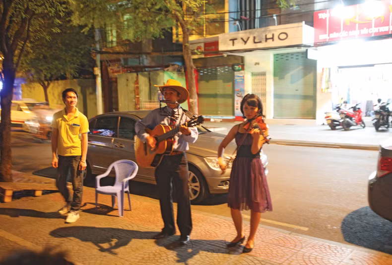 Những "nghệ sĩ lang thang" này đem tiếng đờn hát mua vui trên đường phố Sài Gòn và không mưu cầu thù lao. Những "nghệ sĩ lang thang" này đem tiếng đờn hát mua vui trên đường phố Sài Gòn và không mưu cầu thù lao.