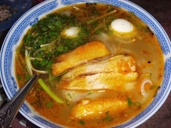 6. Bánh canh cá lóc Ở Huế bánh canh cá lóc không chỉ là món ăn dân dã trên các đường phố mà còn trở thành một đặc sản nổi tiếng của đất cố đô, sông Hương núi Ngự. Món cá lóc tuy có thành phần khá đơn giản, chỉ bao gồm sợi bánh canh được làm từ bột gạo và thịt cá lóc đồng nhưng cách thức chế biến lại đòi hỏi rất nhiều về sự tỉ mỉ và công phu của người làm. 6. Bánh canh cá lóc Ở Huế bánh canh cá lóc không chỉ là món ăn dân dã trên các đường phố mà còn trở thành một đặc sản nổi tiếng của đất cố đô, sông Hương núi Ngự. Món cá lóc tuy có thành phần khá đơn giản, chỉ bao gồm sợi bánh canh được làm từ bột gạo và thịt cá lóc đồng nhưng cách thức chế biến lại đòi hỏi rất nhiều về sự tỉ mỉ và công phu của người làm.